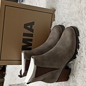 New MIA Jody Women's Taupe Vegan Leather Lug Sole Heeled Pull On Boots SZ 10M